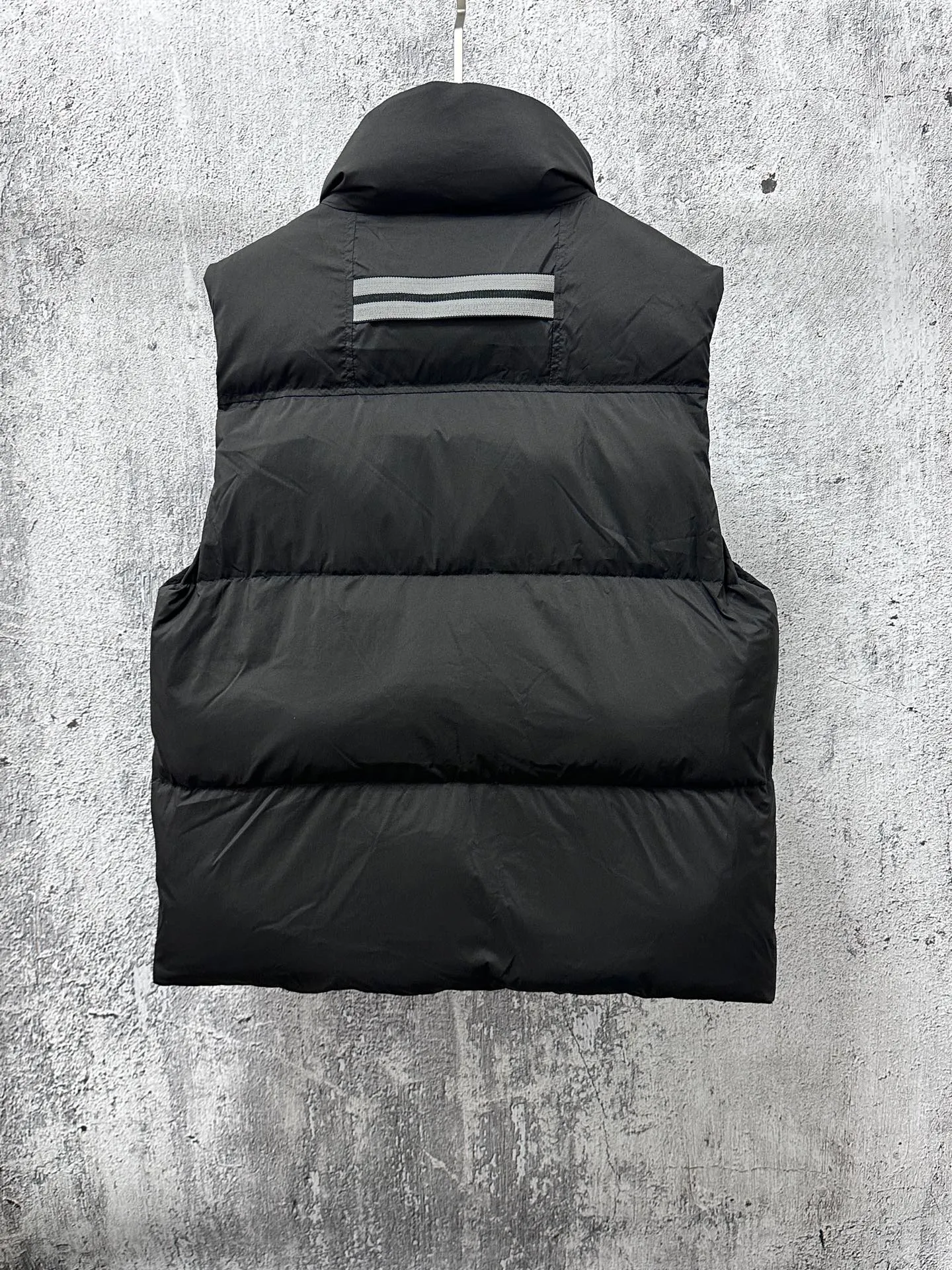 P560 【CANADA GOOSE】Lawrence Men's Down Vest The Lawrence down vest features a durable shell and quilted body, making it a must-have item for all seasons. It's made from sustainable Enduraluxe fabric, which has a durable soft touch. The Lawrence features a thoughtfully designed down-filled collar to block strong winds, a two-way zipper and a longer rear hem. Size: XS-XXL